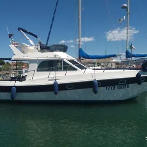Bateau-hôtel Charter Boat And Breakfast, San Remo